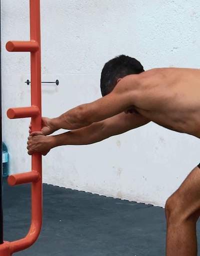 Lats extension with crossed hands
