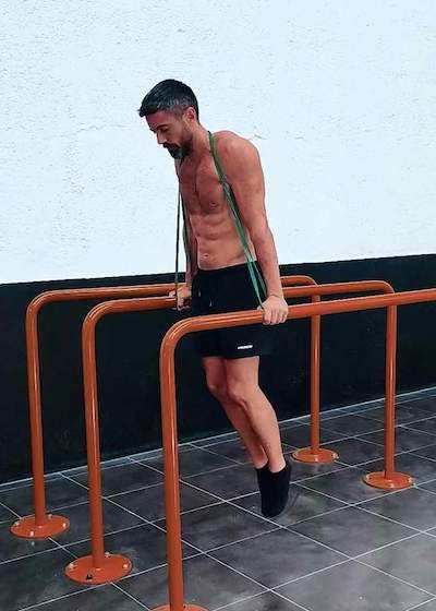 Advanced dips with elastic band