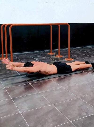 Mobilidade ativa de flexão de ombros no chão
