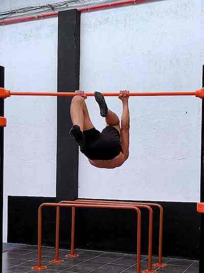 Front lever one leg advanced and one leg tucked