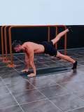 Alzate alternando le gambe in posizione di push ups